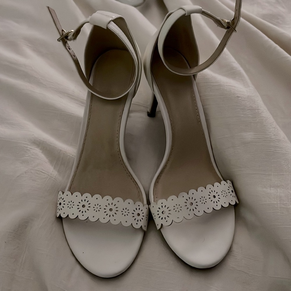 Old Navy Size 7 White Sandal/Heels